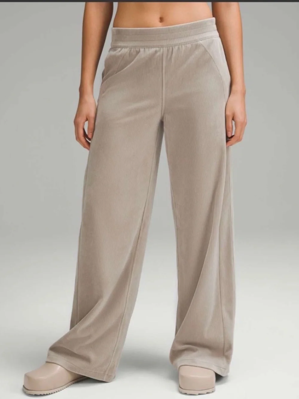 Lululemon‎ Scuba Velvet Cord Mid Rise Wide Leg Pants Riverstone Size 2 W5FRES